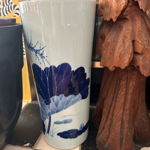 Vintage Chinese ceramic lotus vase in blue and white home - Picture 4 of 11